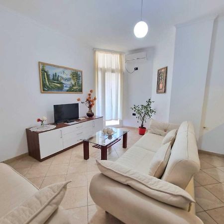 Friendly Apartment Golem Golem  Luaran gambar