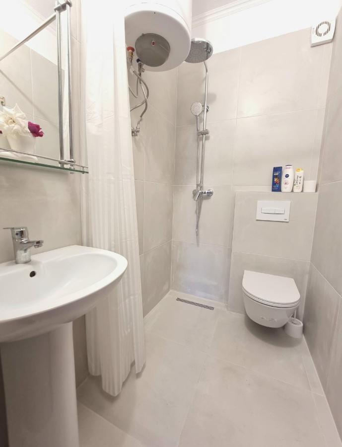 Friendly Apartment Golem Golem  Luaran gambar