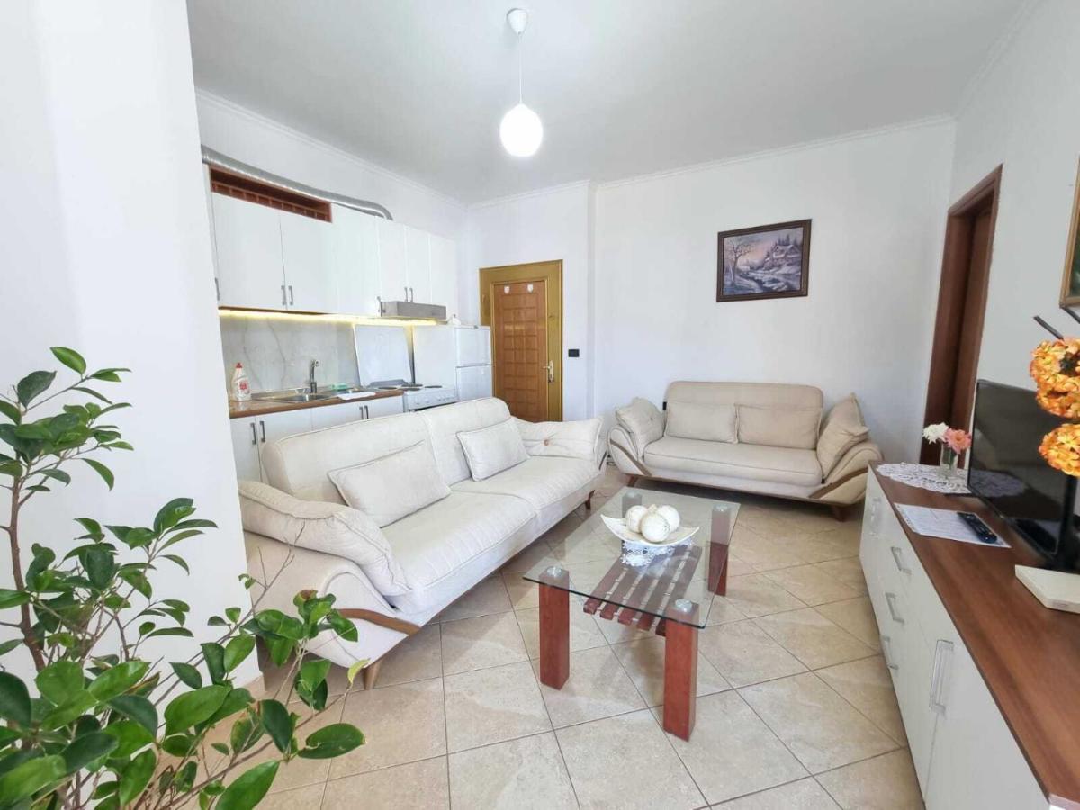 Friendly Apartment Golem Golem  Luaran gambar
