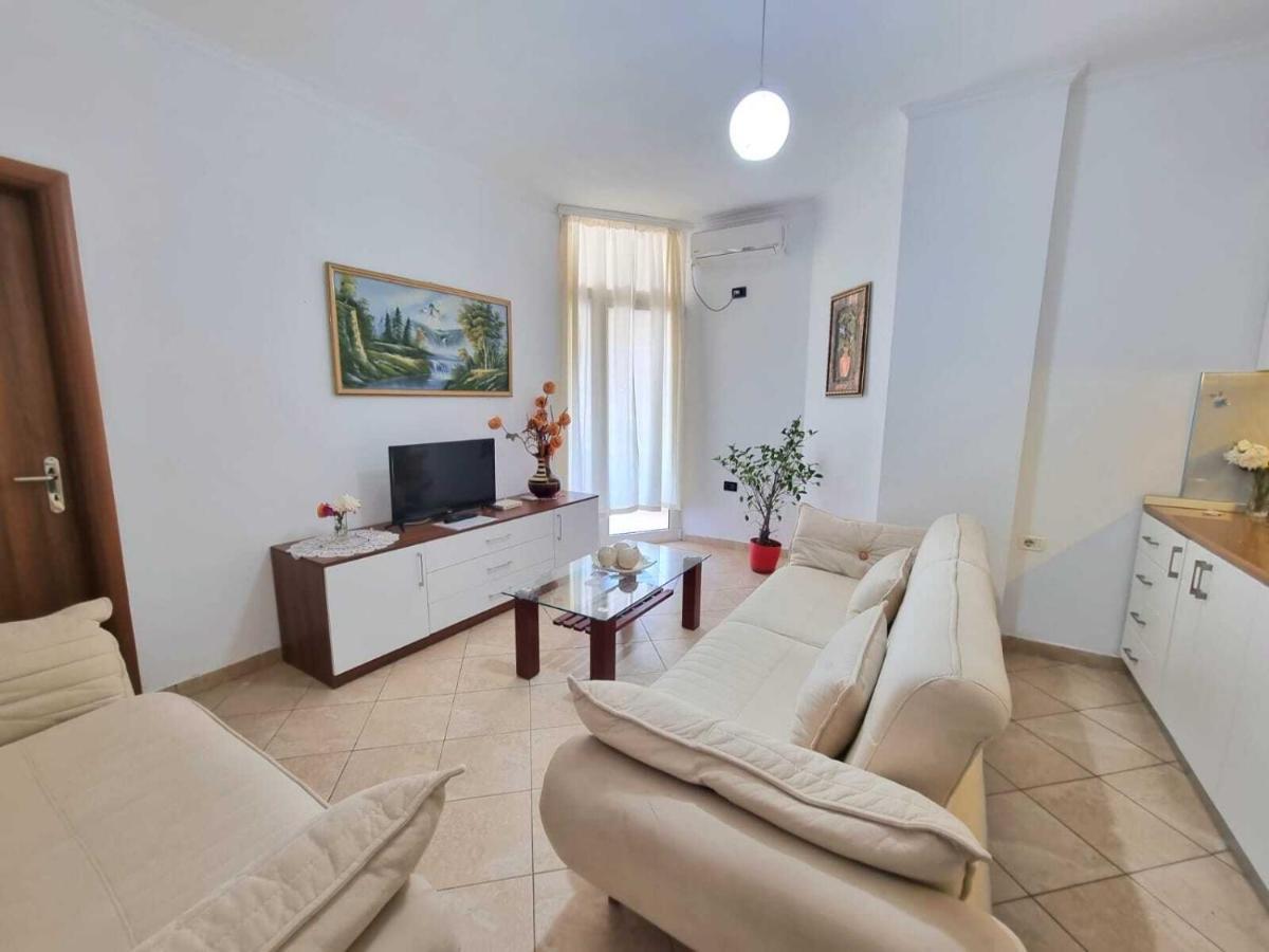 Friendly Apartment Golem Golem  Luaran gambar