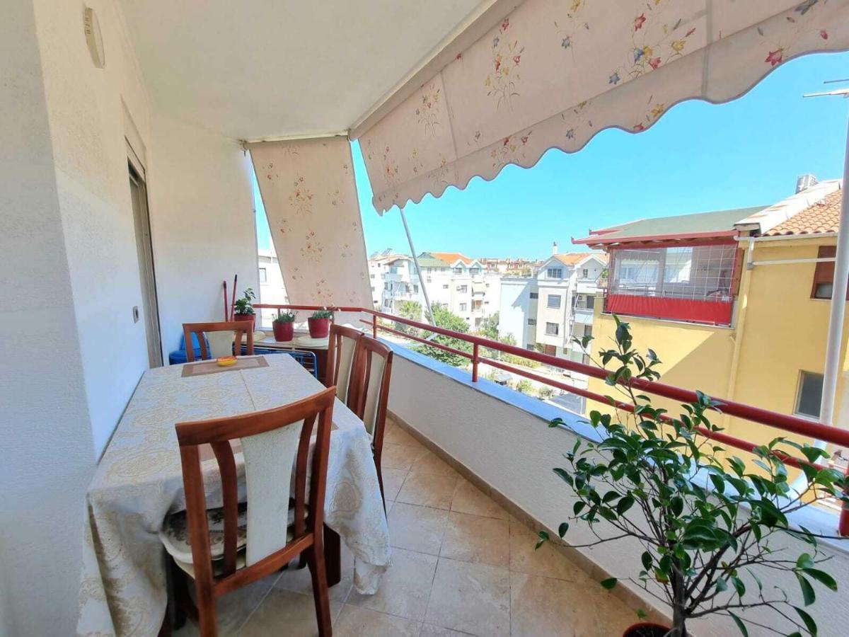 Friendly Apartment Golem Golem  Luaran gambar